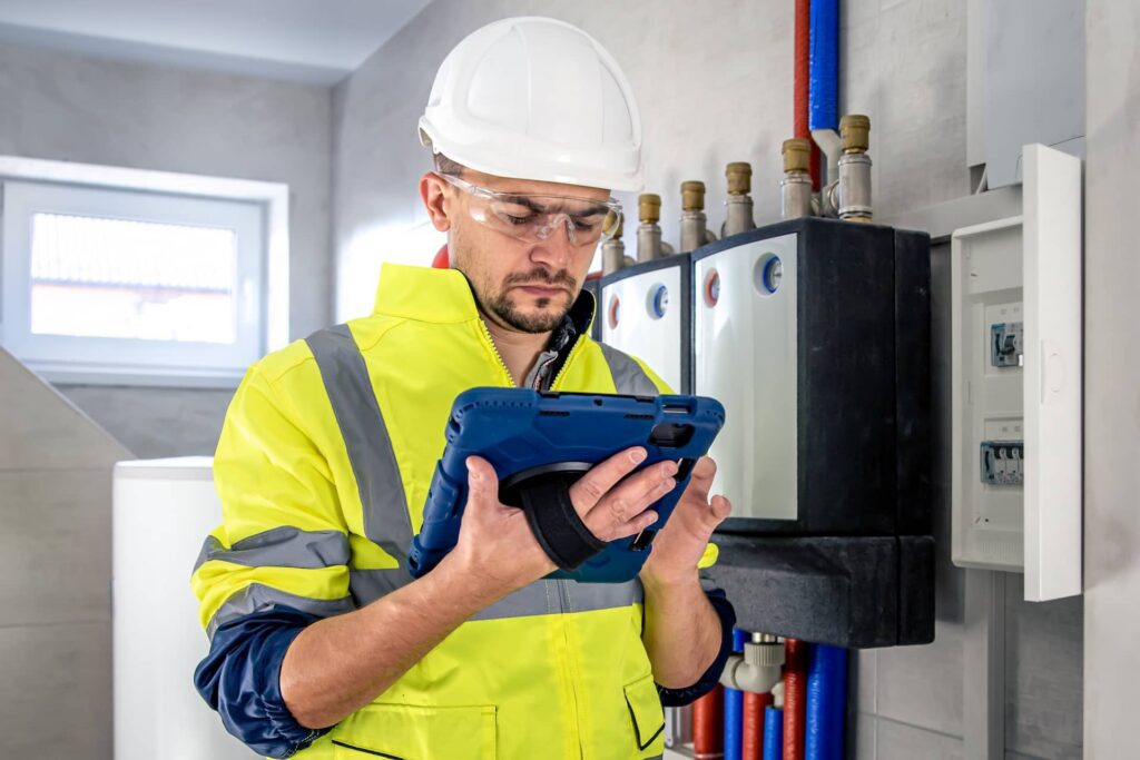 Technicien contrôlant le bon fonctionnement d'une installation depuis sa tablette