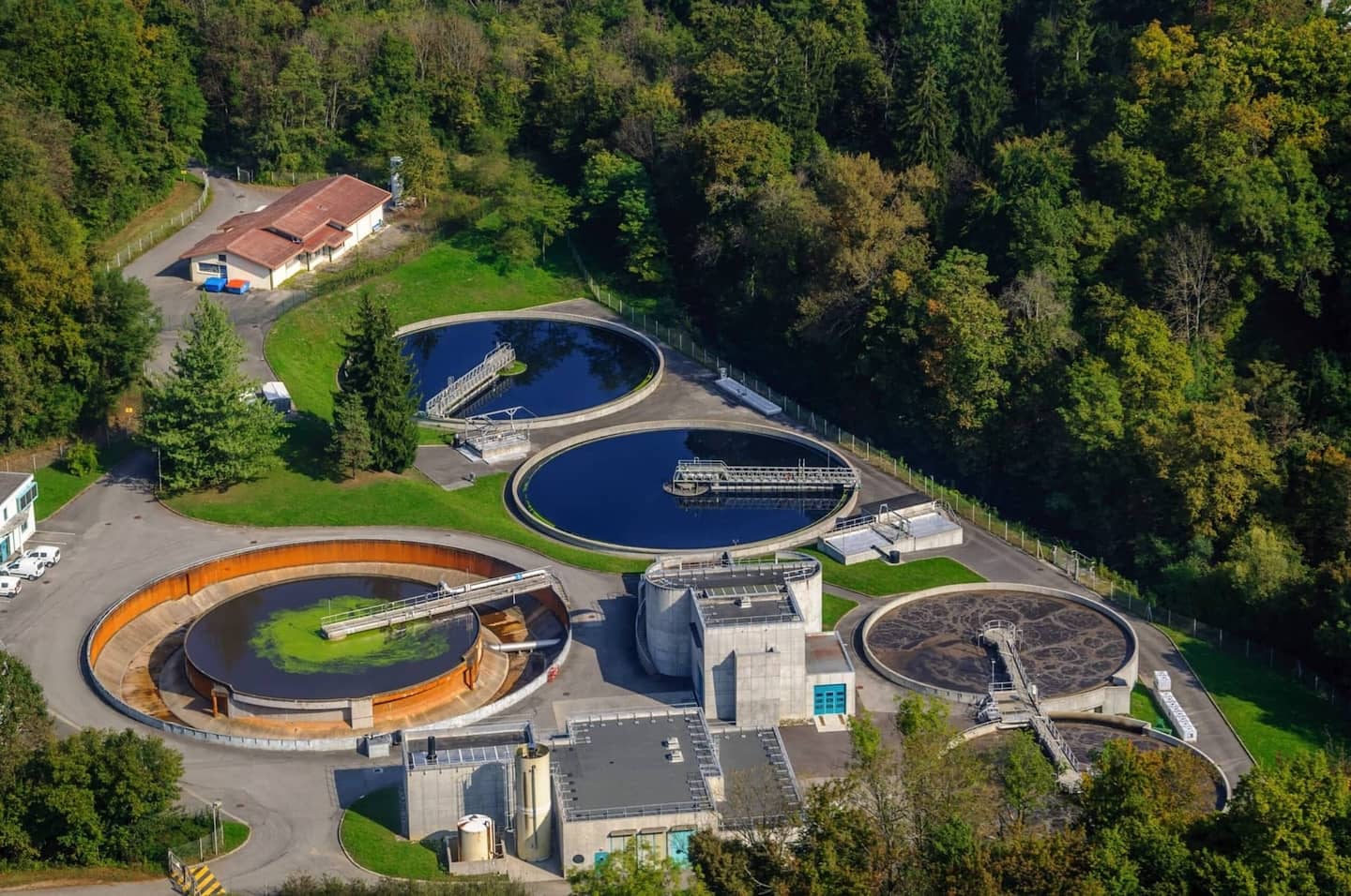 Vue aérienne d'une station de traitement des eaux usées